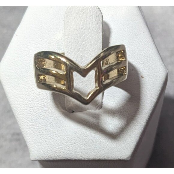 Gold Tone Slotted Chevron Fashion Ring Size 5 3/4 - Picture 1 of 12